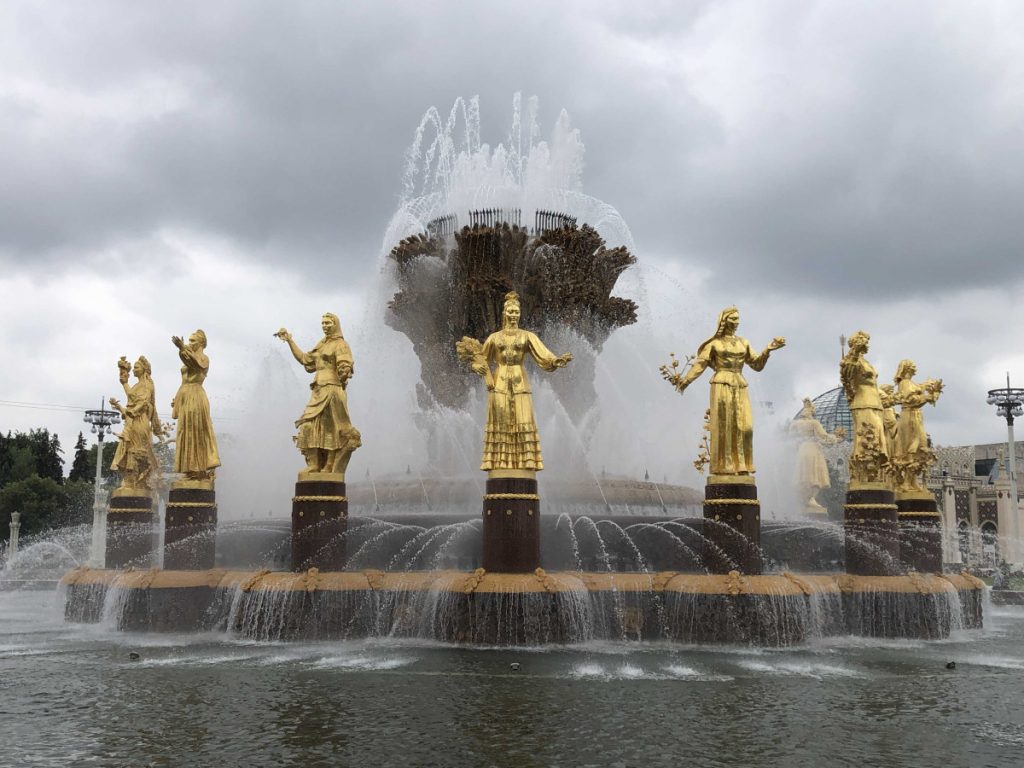 Friendship of Peoples fountain with 16 golden statues of maidens, VDNKH grounds. Image: Arnold Pinto/menews247