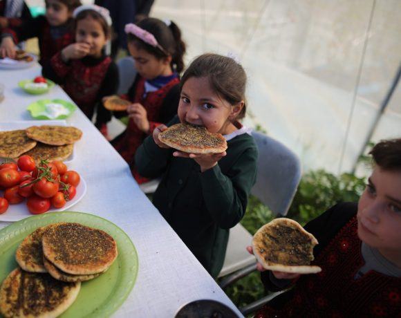 Choithrams WFP school meal programmes feed vulnerable children in the Middle East. Image: WFP