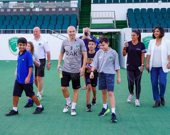 Andrés Iniesta interacts with the Most Valuable Fan competition winners on September 12, 2023. Image: Emirates Club.