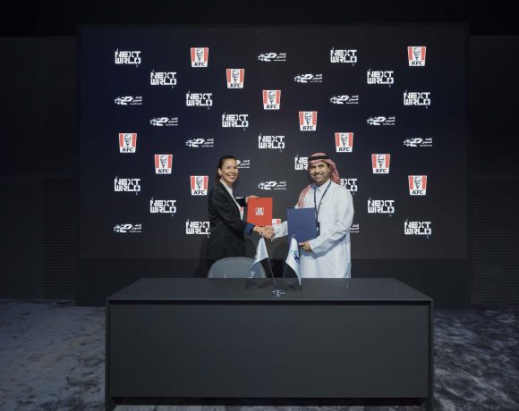 esports (L-R) Ozge Zoralioglu and Ahmed Albishri after signing the three-year partnership between their organisations in Riyadh City. Image: KFC